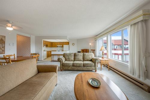 322-2085 Gordon Drive, Kelowna, BC - Indoor Photo Showing Living Room