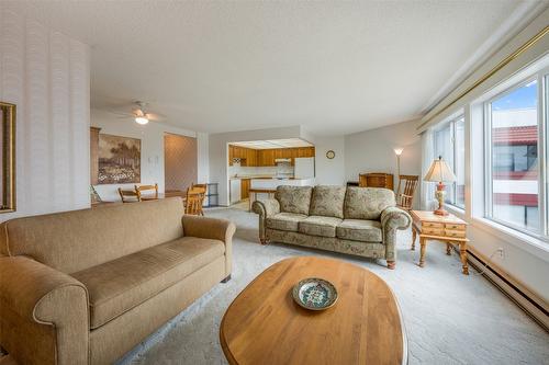 322-2085 Gordon Drive, Kelowna, BC - Indoor Photo Showing Living Room