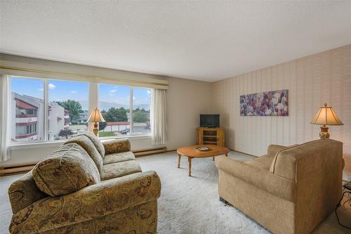 322-2085 Gordon Drive, Kelowna, BC - Indoor Photo Showing Living Room