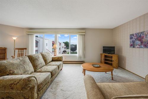 322-2085 Gordon Drive, Kelowna, BC - Indoor Photo Showing Living Room