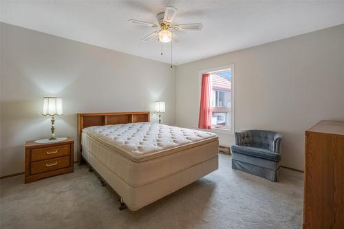 322-2085 Gordon Drive, Kelowna, BC - Indoor Photo Showing Bedroom