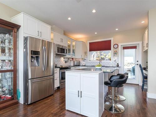 9918 Victoria Rd, Chemainus, BC - Indoor Photo Showing Kitchen With Upgraded Kitchen