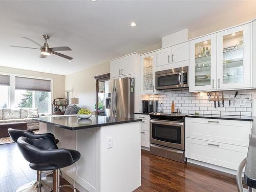 9918 Victoria Rd, Chemainus, BC - Indoor Photo Showing Kitchen With Upgraded Kitchen