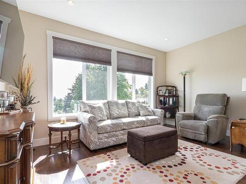 9918 Victoria Rd, Chemainus, BC - Indoor Photo Showing Living Room