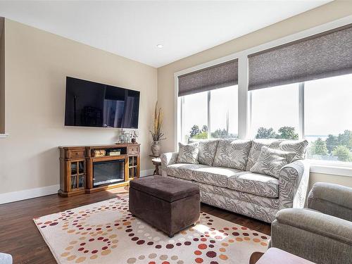 9918 Victoria Rd, Chemainus, BC - Indoor Photo Showing Living Room