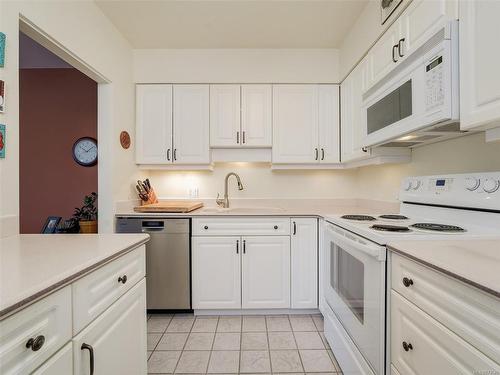 304-1420 Beach Dr, Oak Bay, BC - Indoor Photo Showing Kitchen