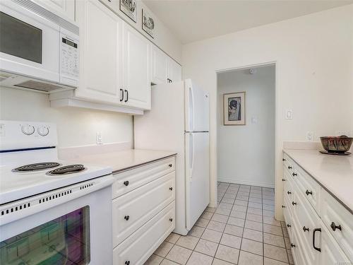 304-1420 Beach Dr, Oak Bay, BC - Indoor Photo Showing Kitchen