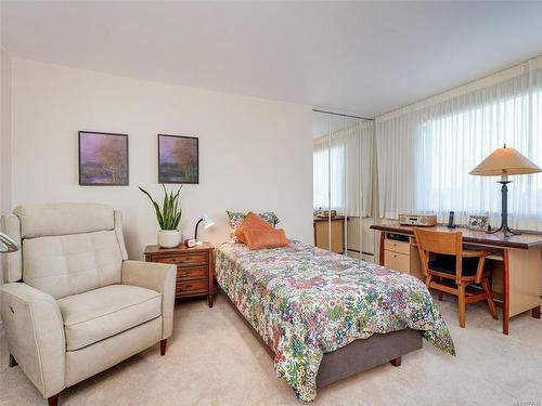 304-1420 Beach Dr, Oak Bay, BC - Indoor Photo Showing Bedroom