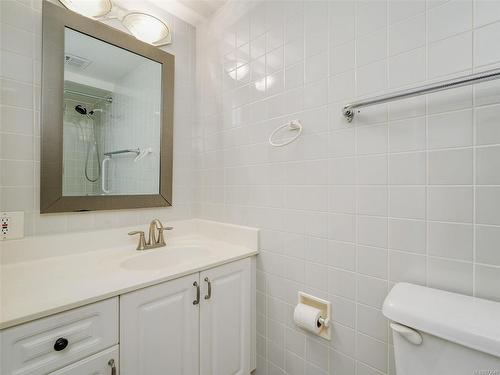 304-1420 Beach Dr, Oak Bay, BC - Indoor Photo Showing Bathroom