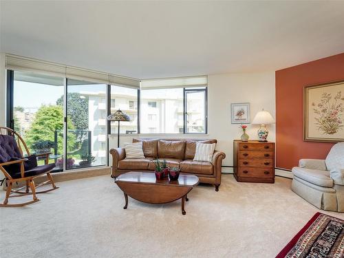 304-1420 Beach Dr, Oak Bay, BC - Indoor Photo Showing Living Room