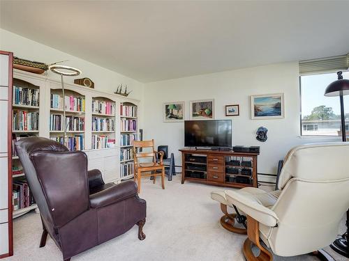 304-1420 Beach Dr, Oak Bay, BC - Indoor