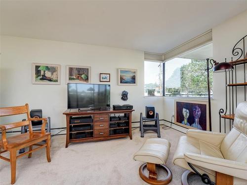 304-1420 Beach Dr, Oak Bay, BC - Indoor Photo Showing Living Room