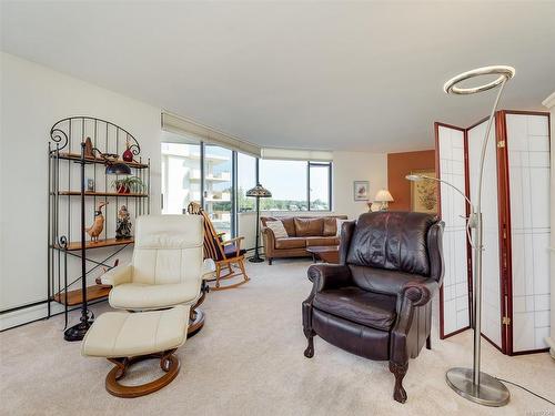 304-1420 Beach Dr, Oak Bay, BC - Indoor Photo Showing Living Room