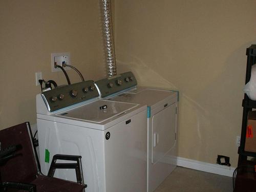 Lower-2872 Castlebridge Dr, Mississauga, ON - Indoor Photo Showing Laundry Room