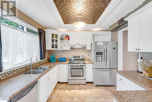 55 Yew Tree Gardens, London, ON - Indoor Photo Showing Kitchen With Double Sink