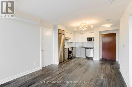 325 - 160 Flemington Road, Toronto (Yorkdale-Glen Park), ON - Indoor Photo Showing Kitchen