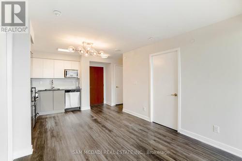 325 - 160 Flemington Road, Toronto (Yorkdale-Glen Park), ON - Indoor Photo Showing Kitchen