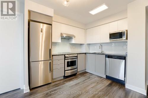 325 - 160 Flemington Road, Toronto (Yorkdale-Glen Park), ON - Indoor Photo Showing Kitchen