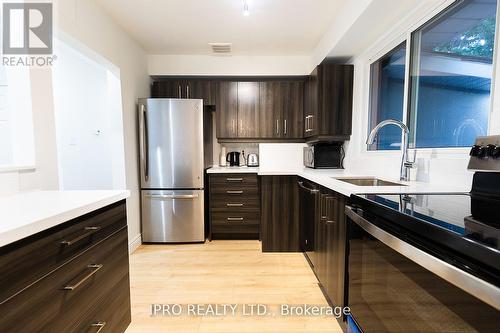 1320 Lewisham Drive, Mississauga, ON - Indoor Photo Showing Kitchen