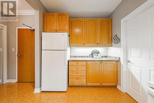 302 - 443 Centennial Forest Drive, Milton (Timberlea), ON - Indoor Photo Showing Kitchen