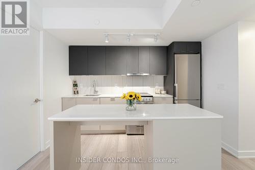 327 - 8 Tippett Road, Toronto (Clanton Park), ON - Indoor Photo Showing Kitchen With Upgraded Kitchen