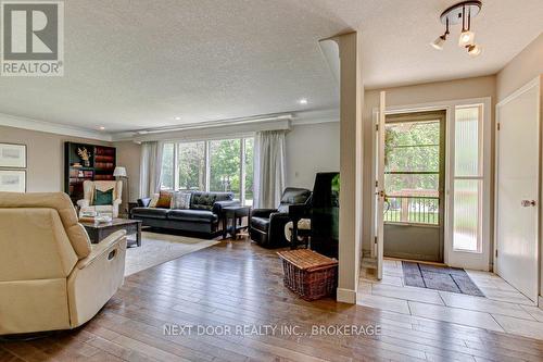 1 Highland Drive S, Tillsonburg, ON - Indoor Photo Showing Living Room