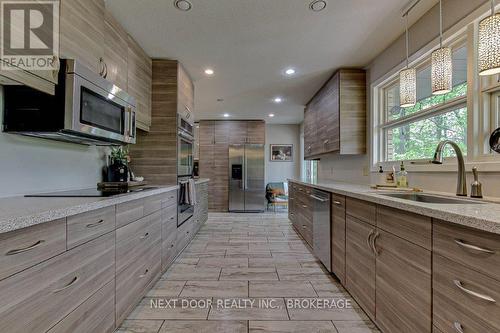 1 Highland Drive S, Tillsonburg, ON - Indoor Photo Showing Kitchen