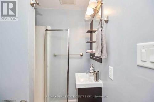 5949 Delaware Street, Niagara Falls, ON - Indoor Photo Showing Bathroom