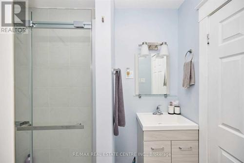 5949 Delaware Street, Niagara Falls, ON - Indoor Photo Showing Bathroom