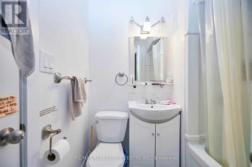 5949 Delaware Street, Niagara Falls, ON - Indoor Photo Showing Bathroom