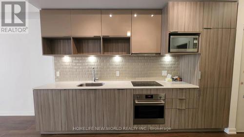 0427 - 52 Forest Manor Road, Toronto, ON - Indoor Photo Showing Kitchen