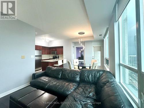 3301 - 208 Enfield Place, Mississauga, ON - Indoor Photo Showing Living Room