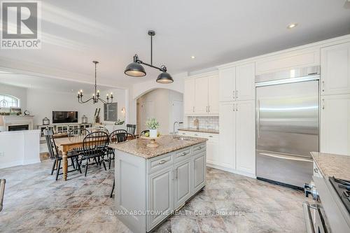 3893 Trelawny Circle, Mississauga (Lisgar), ON - Indoor Photo Showing Kitchen With Upgraded Kitchen