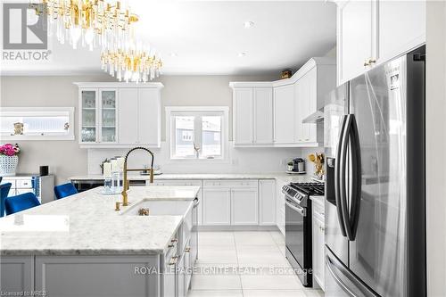 263 Memorial Park Drive, Welland, ON - Indoor Photo Showing Kitchen With Upgraded Kitchen