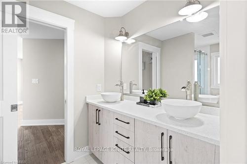 263 Memorial Park Drive, Welland, ON - Indoor Photo Showing Bathroom