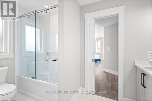 263 Memorial Park Drive, Welland, ON - Indoor Photo Showing Bathroom