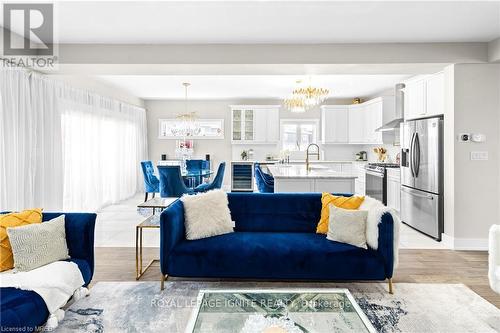 263 Memorial Park Drive, Welland, ON - Indoor Photo Showing Living Room