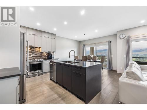 647 Acadia Street, Kelowna, BC - Indoor Photo Showing Kitchen With Stainless Steel Kitchen With Double Sink With Upgraded Kitchen