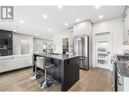 647 Acadia Street, Kelowna, BC - Indoor Photo Showing Kitchen With Stainless Steel Kitchen With Upgraded Kitchen