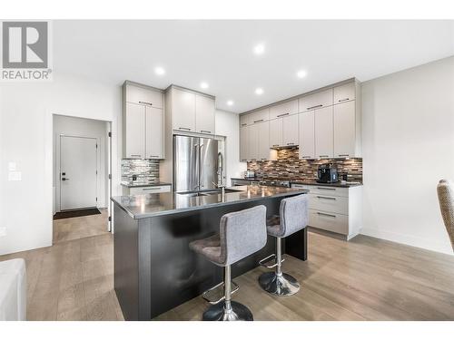 647 Acadia Street, Kelowna, BC - Indoor Photo Showing Kitchen With Stainless Steel Kitchen With Upgraded Kitchen