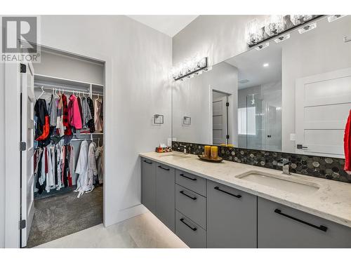 647 Acadia Street, Kelowna, BC - Indoor Photo Showing Bathroom