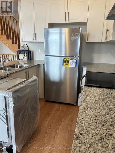 B03Th24 - 8 Dandara Gate, Vaughan, ON - Indoor Photo Showing Kitchen With Double Sink