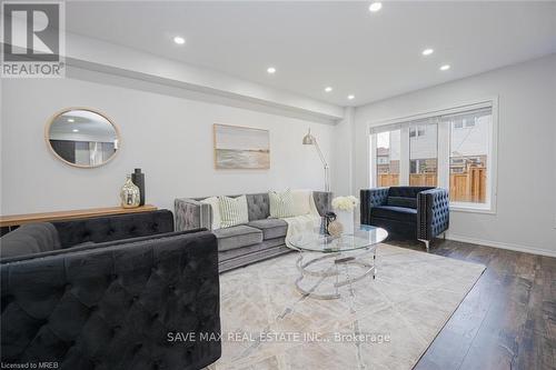 32 Longboat Run West, Brantford, ON - Indoor Photo Showing Living Room