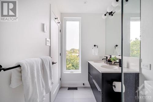 57 Poplar Street, Ottawa, ON - Indoor Photo Showing Bathroom