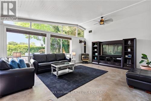 404 Line 2 Road, Niagara-On-The-Lake, ON - Indoor Photo Showing Living Room