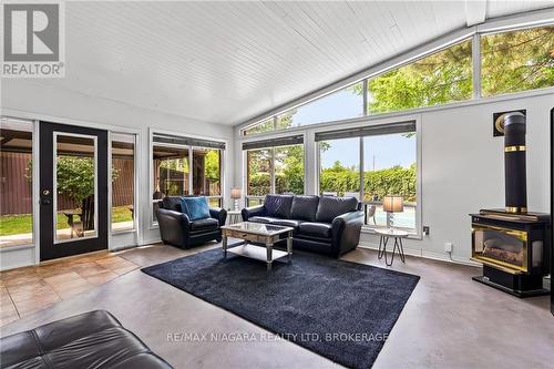 404 Line 2 Road, Niagara-On-The-Lake, ON - Indoor Photo Showing Living Room With Fireplace