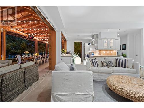 106 Devon Drive, Okanagan Falls, BC - Indoor Photo Showing Living Room