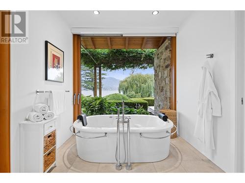 106 Devon Drive, Okanagan Falls, BC - Indoor Photo Showing Bathroom