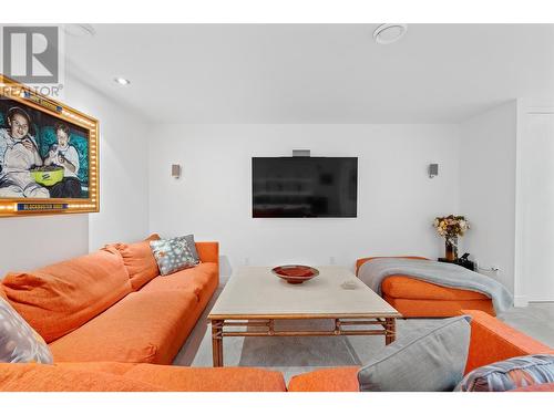 106 Devon Drive, Okanagan Falls, BC - Indoor Photo Showing Living Room