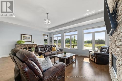 132 Cherrywood Parkway, Greater Napanee, ON - Indoor Photo Showing Living Room